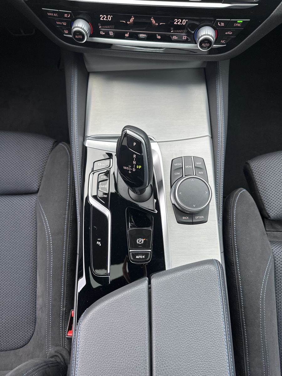 Fahrzeugabbildung BMW 530i Touring M-Sport NAV+LED+PANO+KAMERA+HEAD-UP