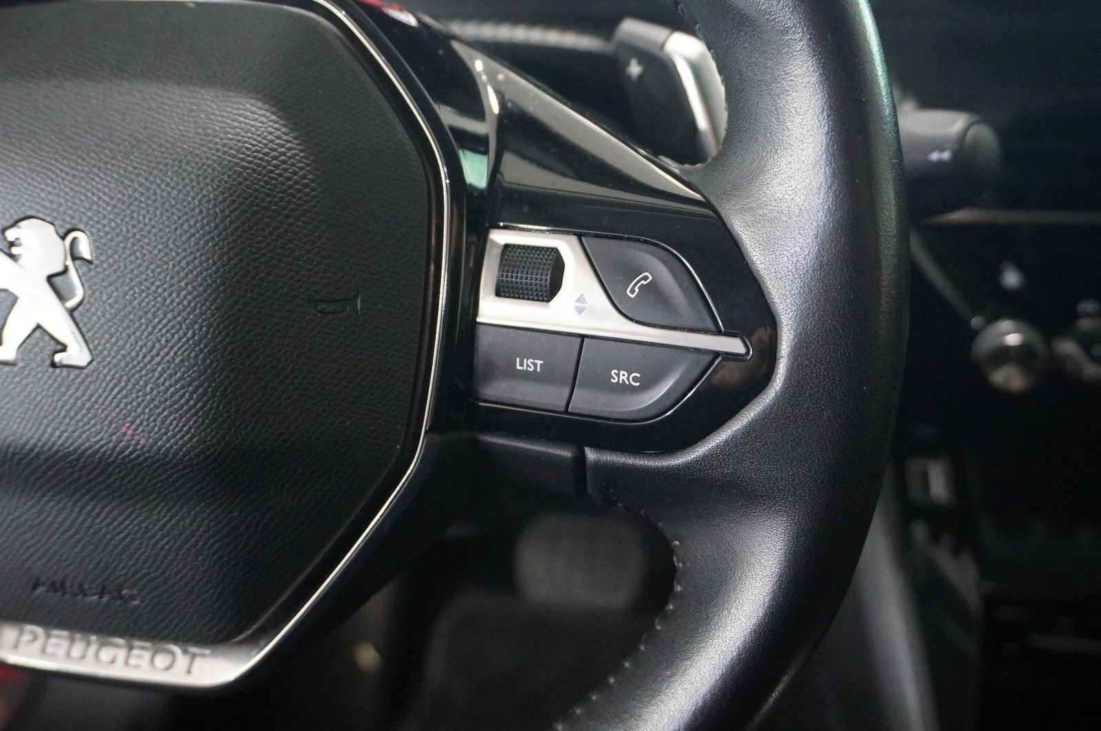 Fahrzeugabbildung Peugeot 2008 1.2T ALLURE PACK NAVI/LED/KAMERA/VIRT/3D