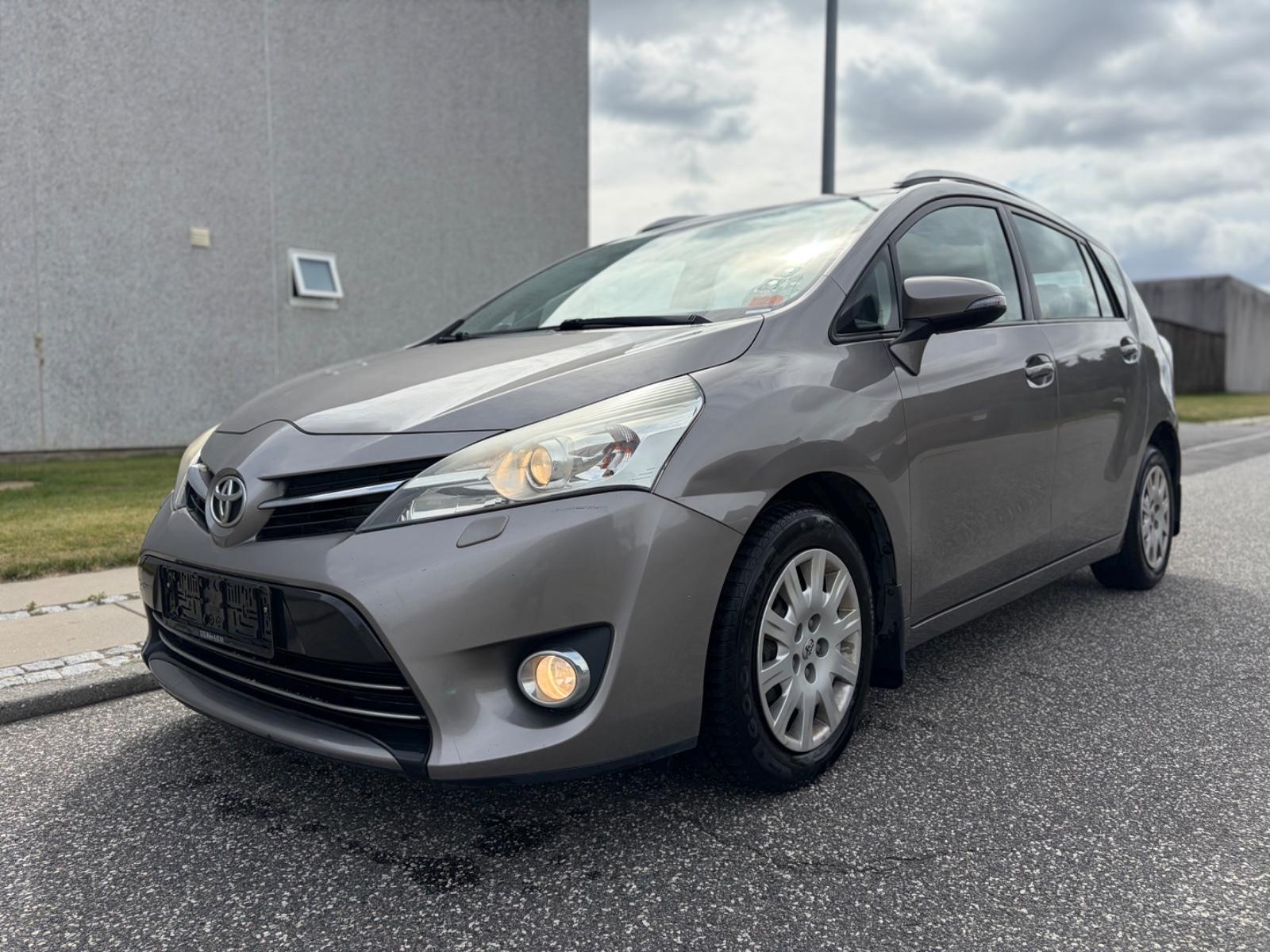 Toyota Verso 2015 — rear view