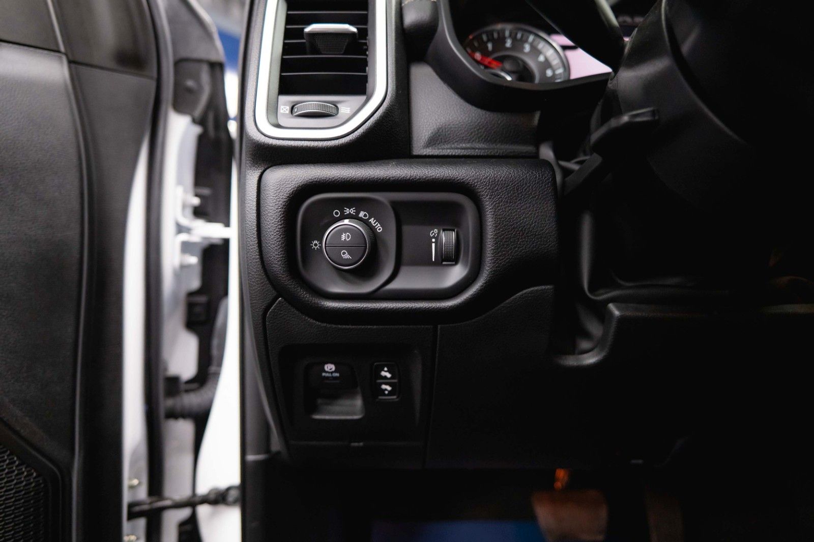 Fahrzeugabbildung Dodge RAM 5.7 V8 HEMI 4x4 OFFROAD Night-Paket Limited