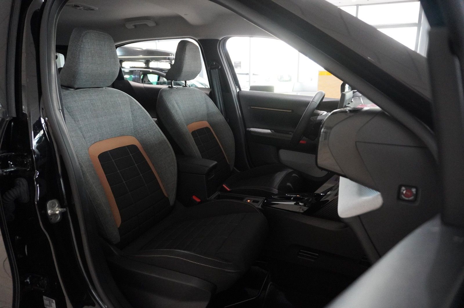 Fahrzeugabbildung Citroën C3 Aircross 1.2 HYBRID PLUS DSC NAVI/LED/KAMERA