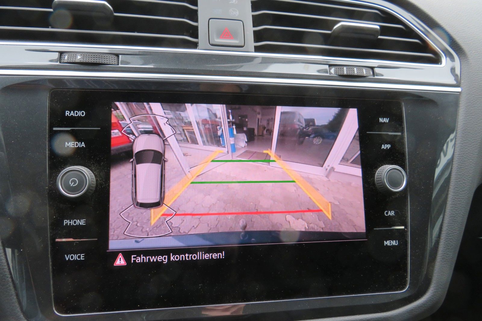 Fahrzeugabbildung Volkswagen Tiguan Life DSG AHK KAMERA ACC PDC SITZH. NAVI 1