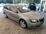 Skoda Superb Combi Elegance 4x4 Leder Sitzbelüftung - mit Diesel-Antrieb: Beige, Leichtmetallfelgen, Kombi