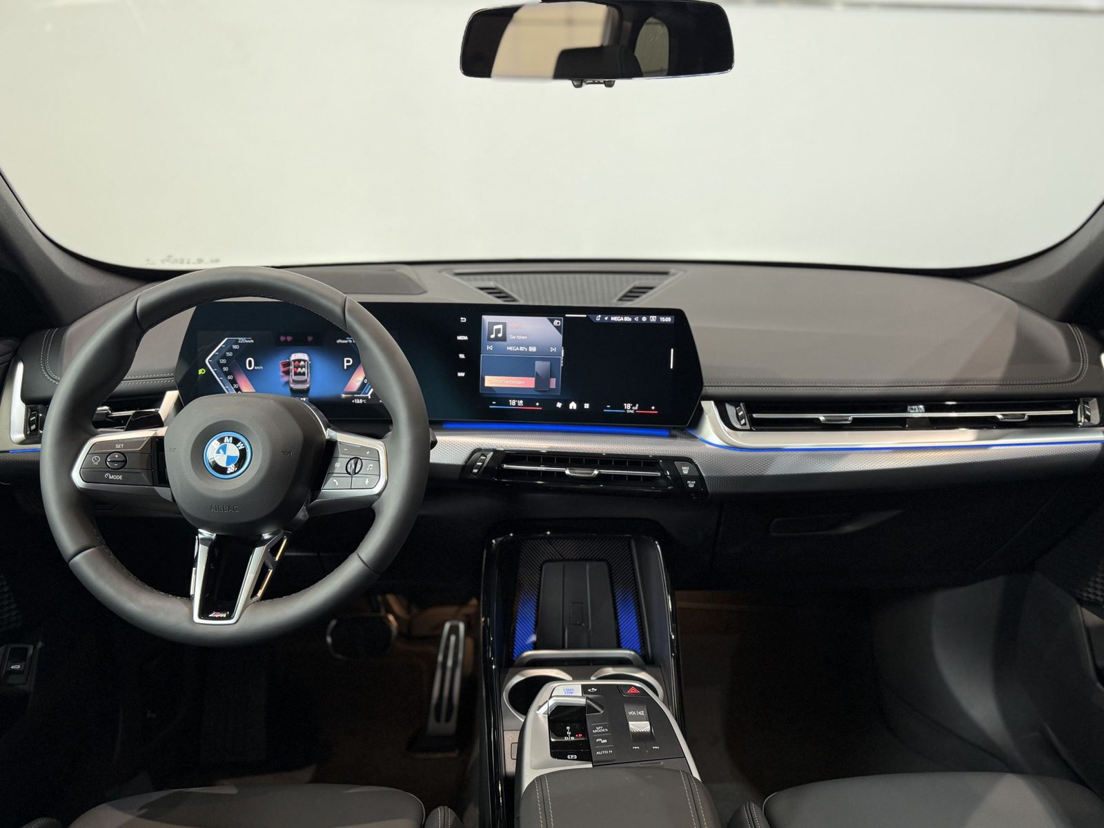 Fahrzeugabbildung BMW iX1 xDrive20 M Sportpaket | Komfortzugang | Pano
