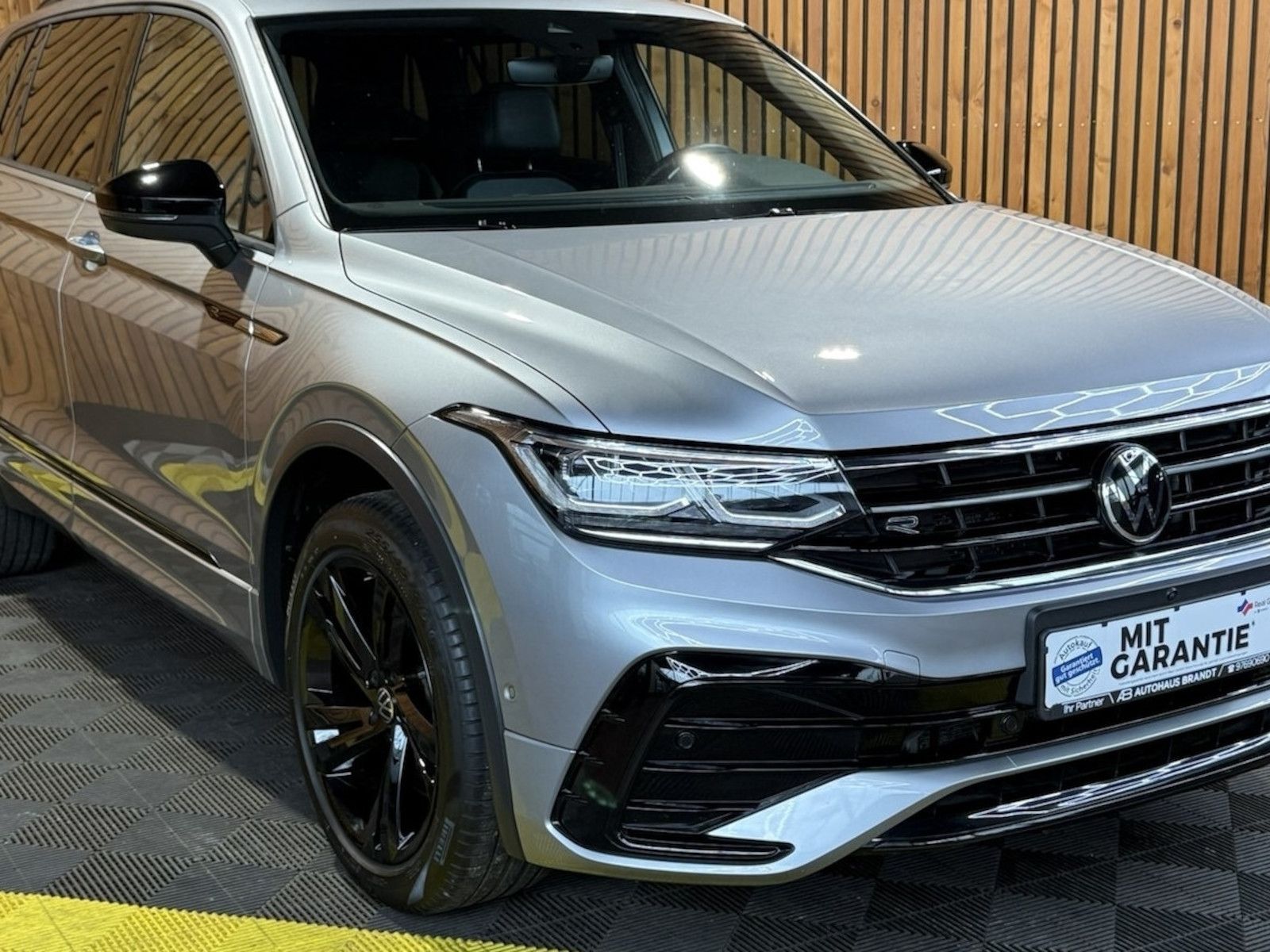 Volkswagen Tiguan Allspace 2,0 TSI R-Line Black 4M Matrix foto 3