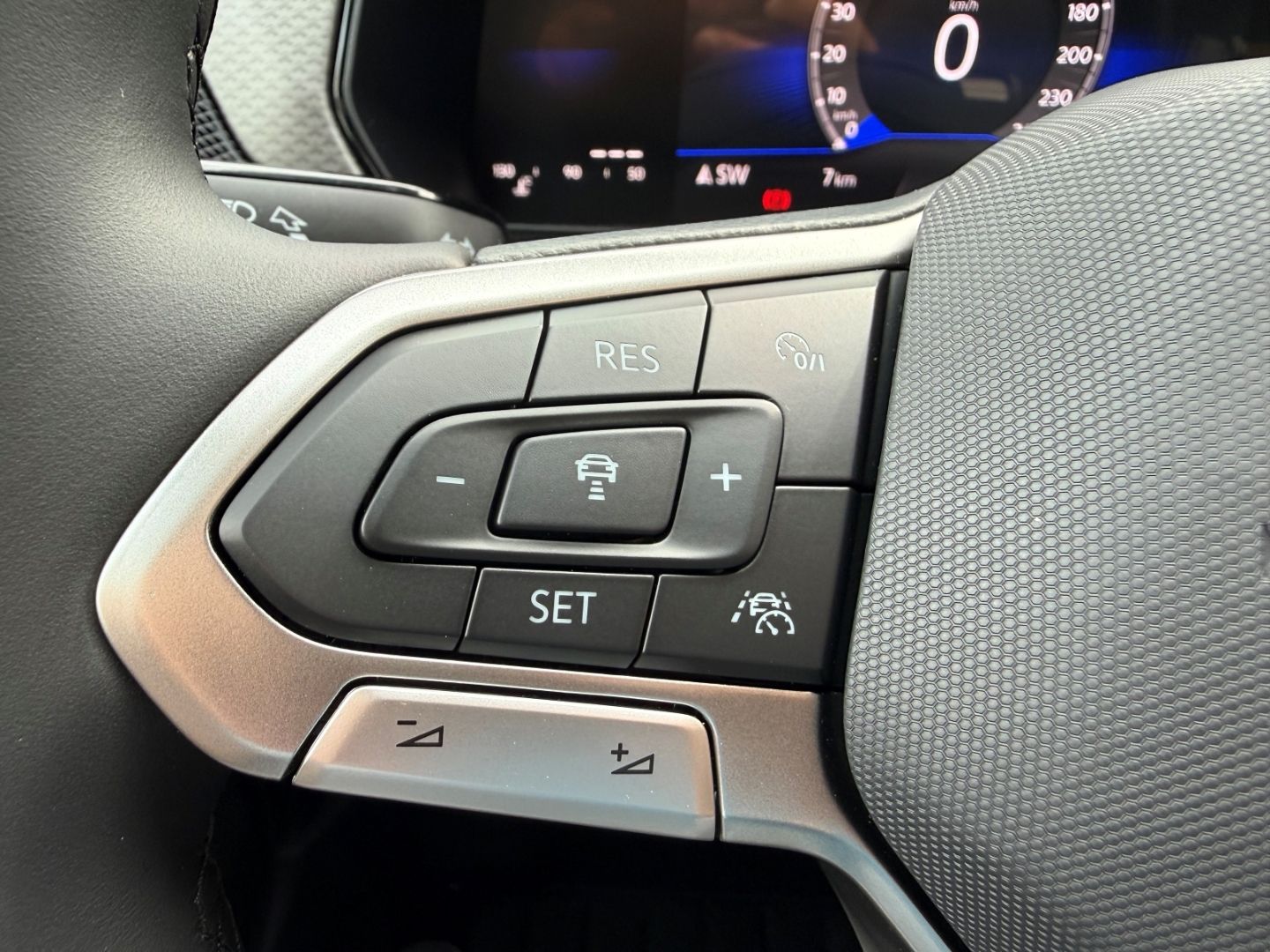 Fahrzeugabbildung Volkswagen T-Cross 1.0 TSI 70 kW Life Digitales Cockpit LED