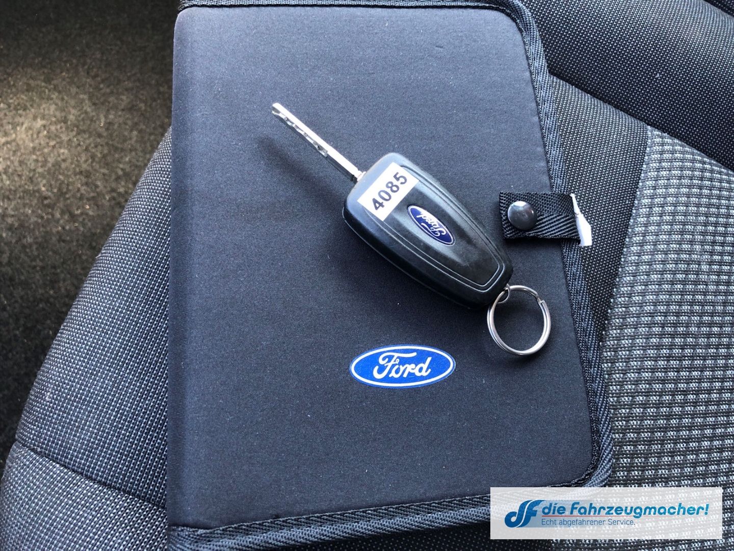 Fahrzeugabbildung Ford Transit Kombi 350 Behindertengerecht *4085