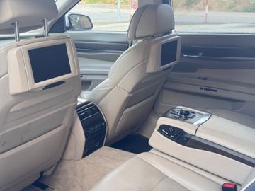 BMW 750 - 11