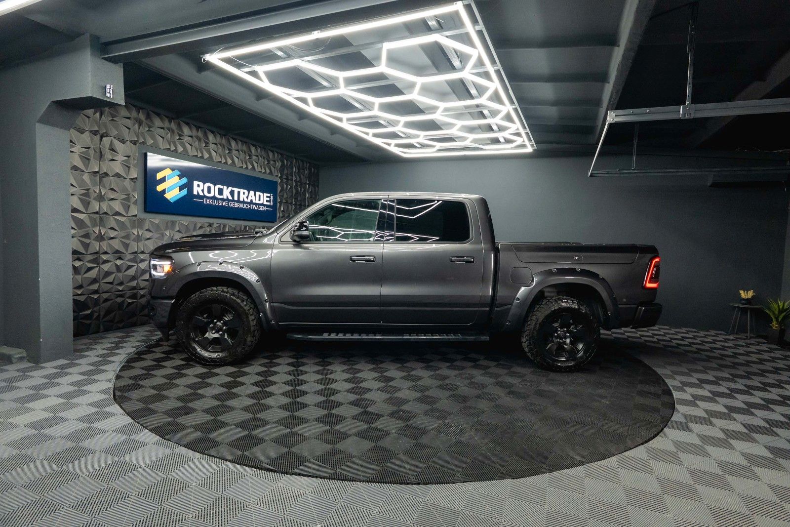 Fahrzeugabbildung Dodge RAM 5.7 V8 HEMI 4x4 NIGHT LARAMIE *RAM BOX*LED*