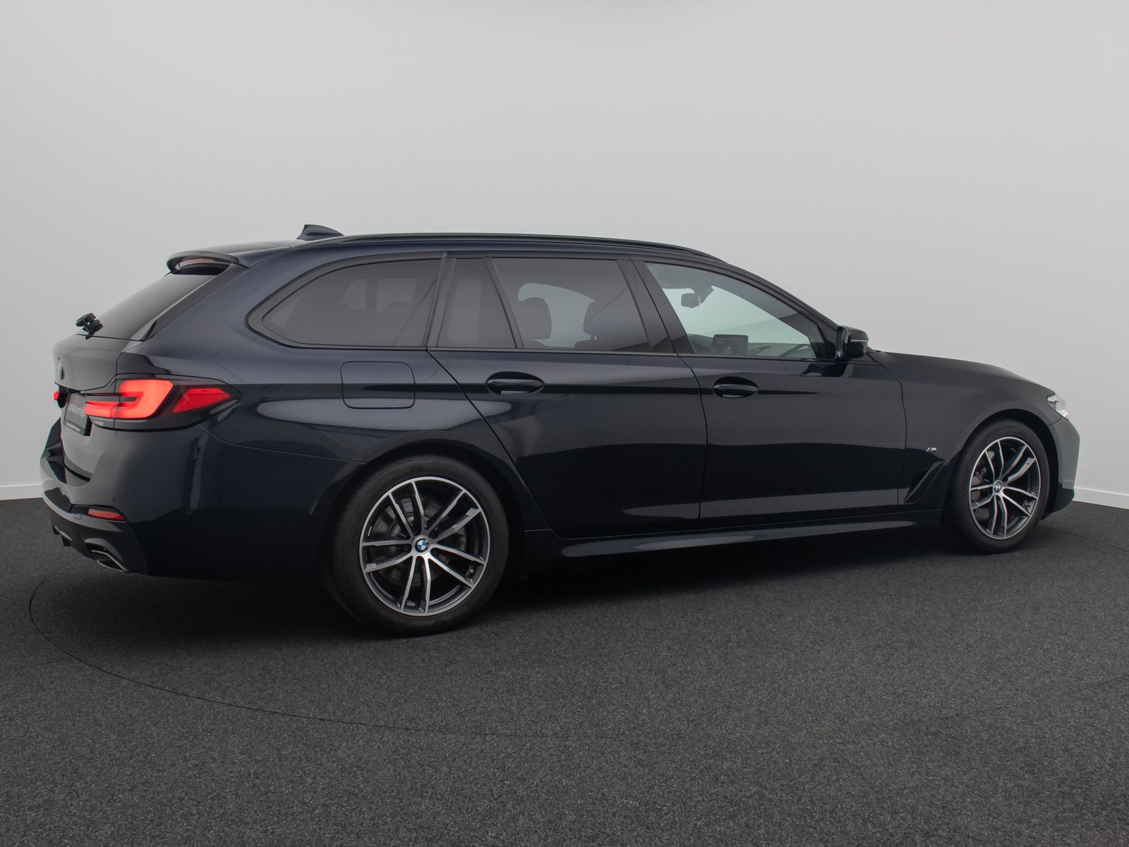 Fahrzeugabbildung BMW 530i M Sport AHK Kamera HUD H/K DAB Massage ACC