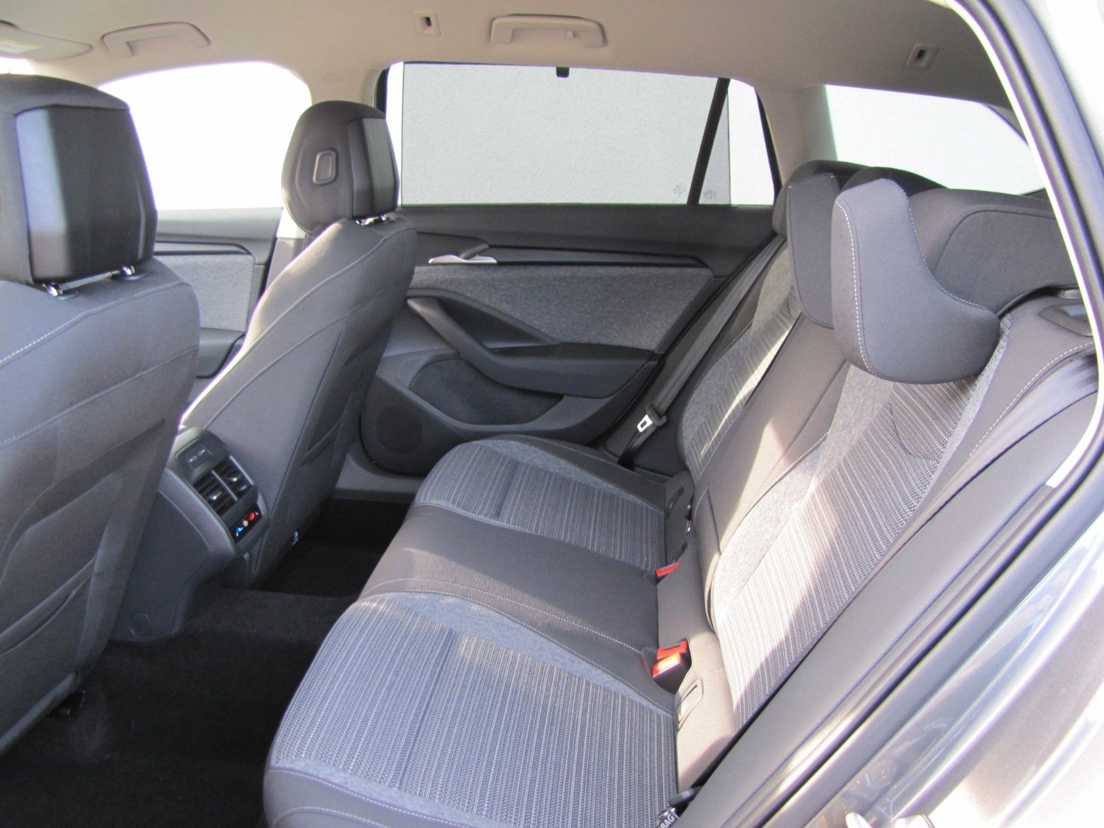 Fahrzeugabbildung SKODA Superb Combi Selection 2.0 TDI 193PS 4x4 DSG