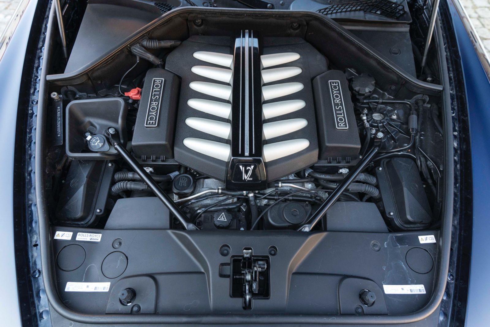 Fahrzeugabbildung Rolls-Royce Ghost V12 TWO TONE FACELIFT STERNHIMMEL KÜHLBOX