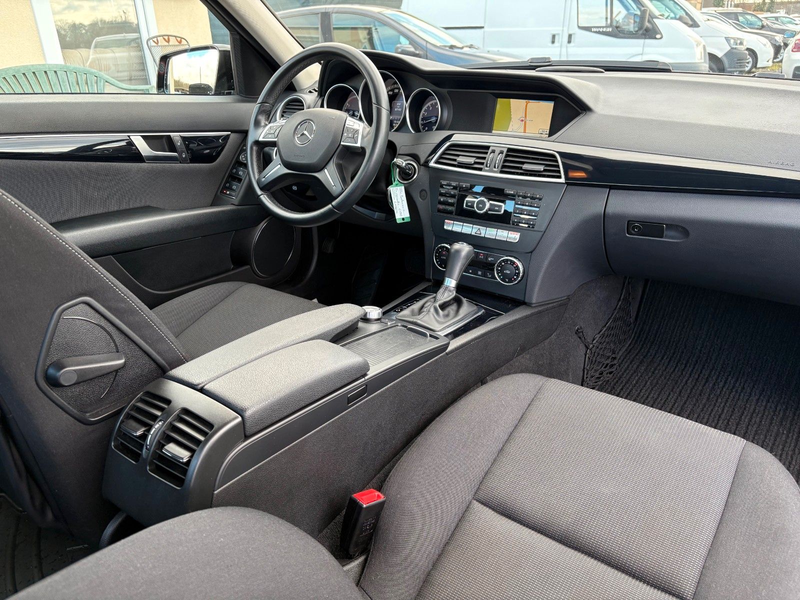 Fahrzeugabbildung Mercedes-Benz C 180 CGI Limo Classic Aut. Navi el. Sitze SPORT