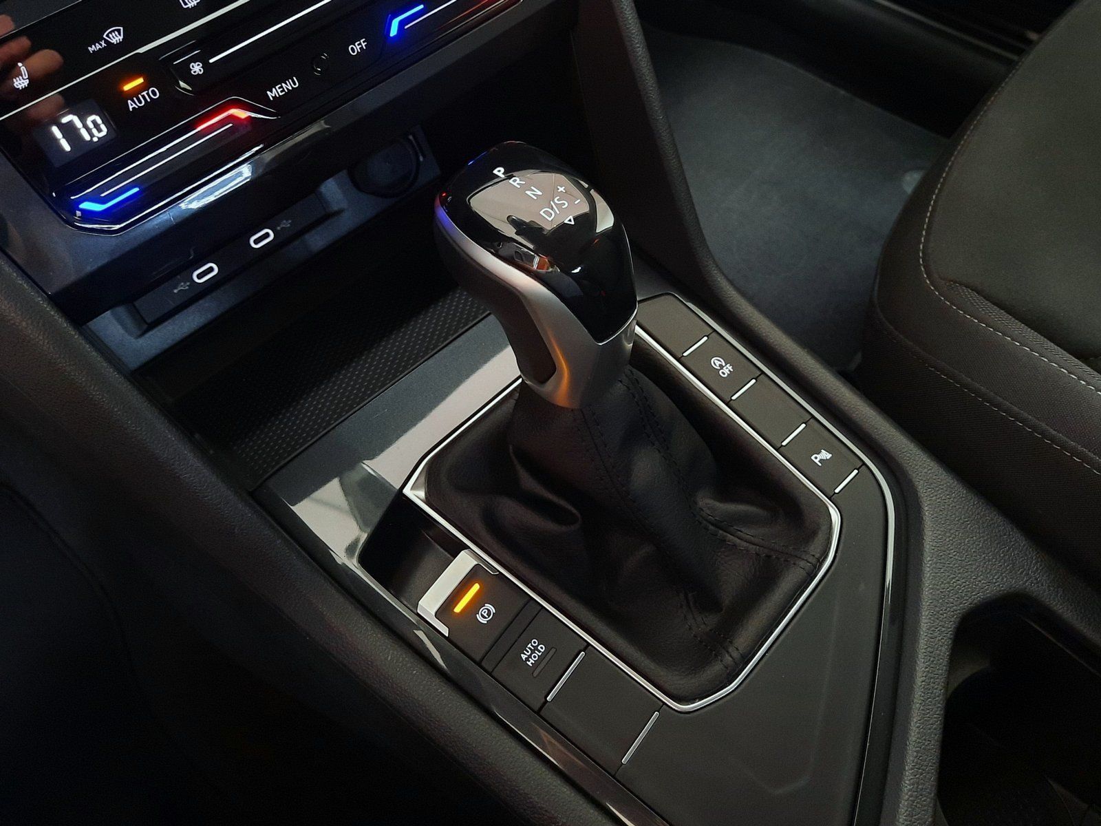 Fahrzeugabbildung Volkswagen Tiguan Elegance TSI DSG *LED*PDC*Sitzhzg*ACC*APP