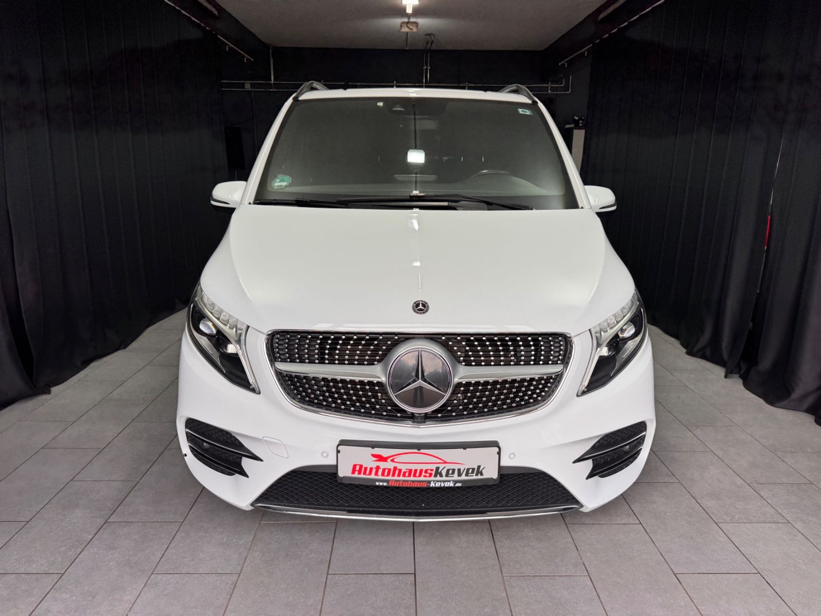 Fahrzeugabbildung Mercedes-Benz V 300d EDITION lang|AMG-LINE|7-SITZER|AHK|NAVI|