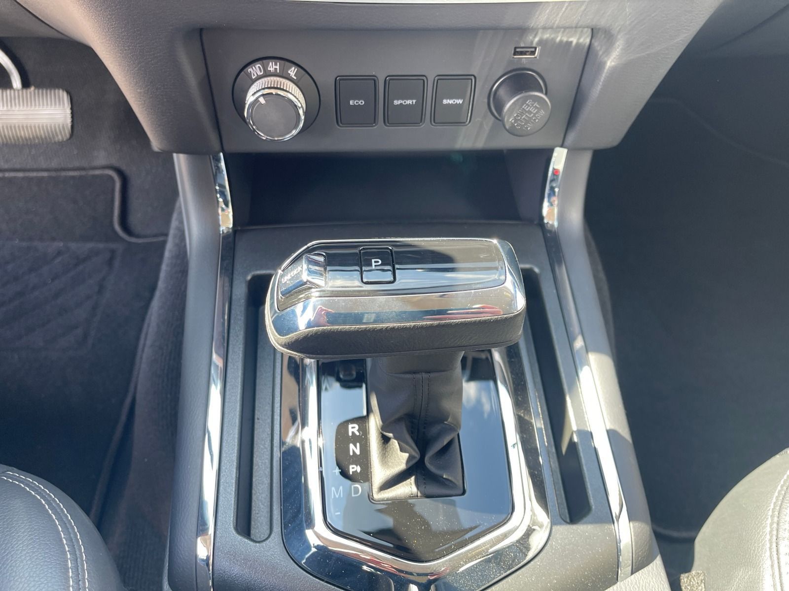 Fahrzeugabbildung DFSK DFM Navara 2.3 TDi 4x4 Automatik Doka Luxury Kam