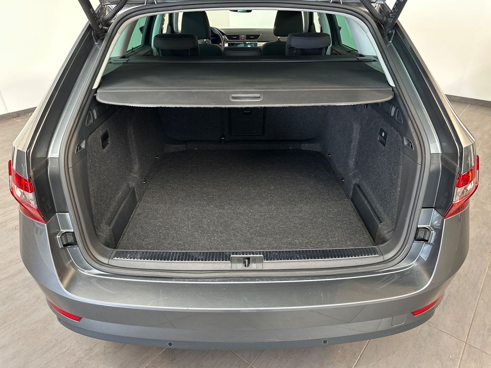 Fahrzeugabbildung SKODA Superb Combi Ambition NAV+LED+ACC+PANORAMA+17ZO