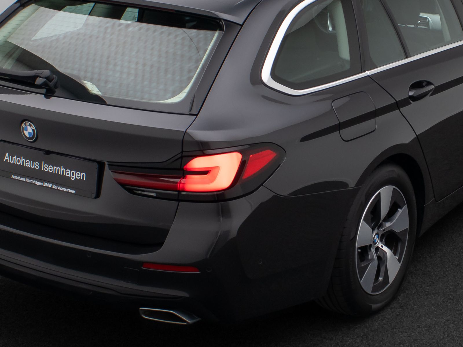 Fahrzeugabbildung BMW 520d DAB Kamera AHK Panorama HUD Leder Standheiz