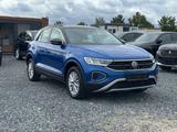 Volkswagen T-Roc Life/Automatic/New TÜv - mit Benzin-Antrieb: Blau, Luftfederung, Geländewagen