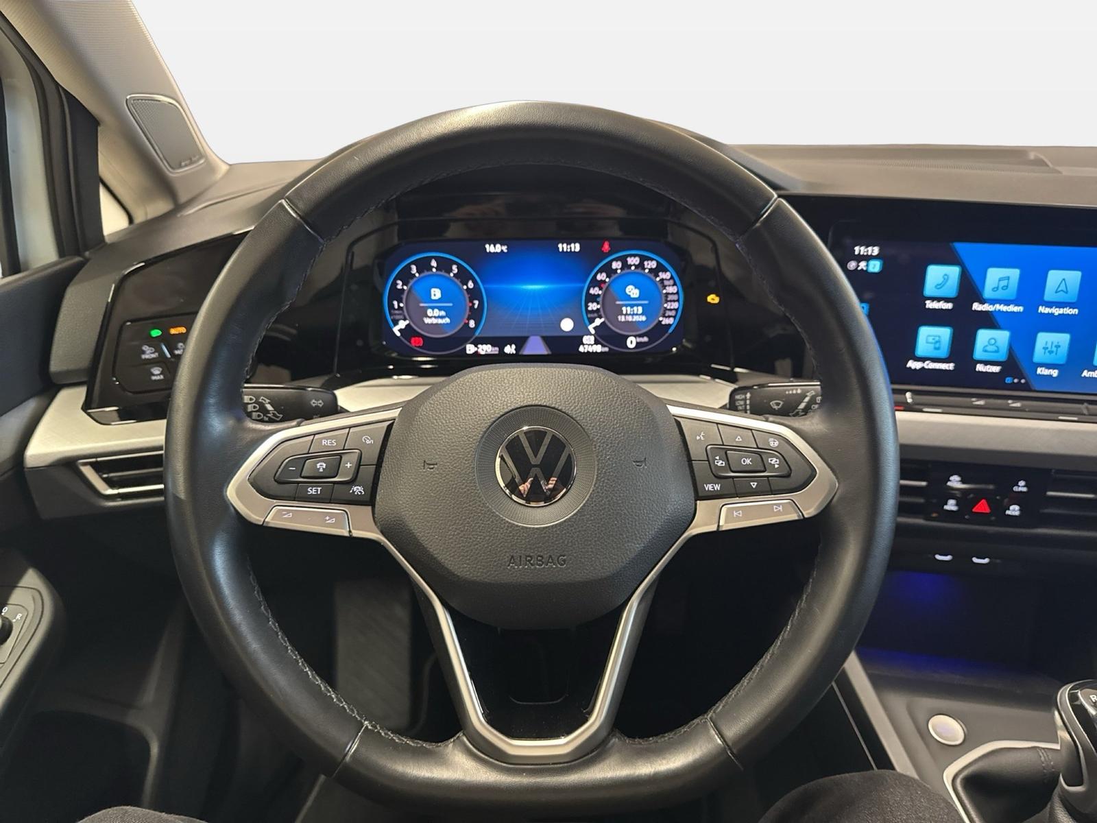 Volkswagen Golf VIII 1.5TSI Life CarPlay h/k AHK Standhzg