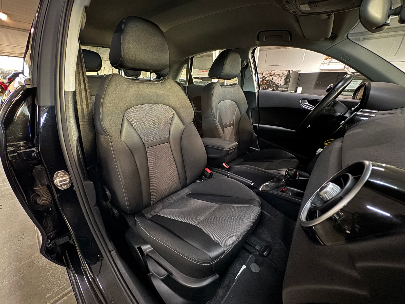 Fahrzeugabbildung Audi A1 1.6 TDI SPORTBACK S-TRONIC S-LINE AMBITION