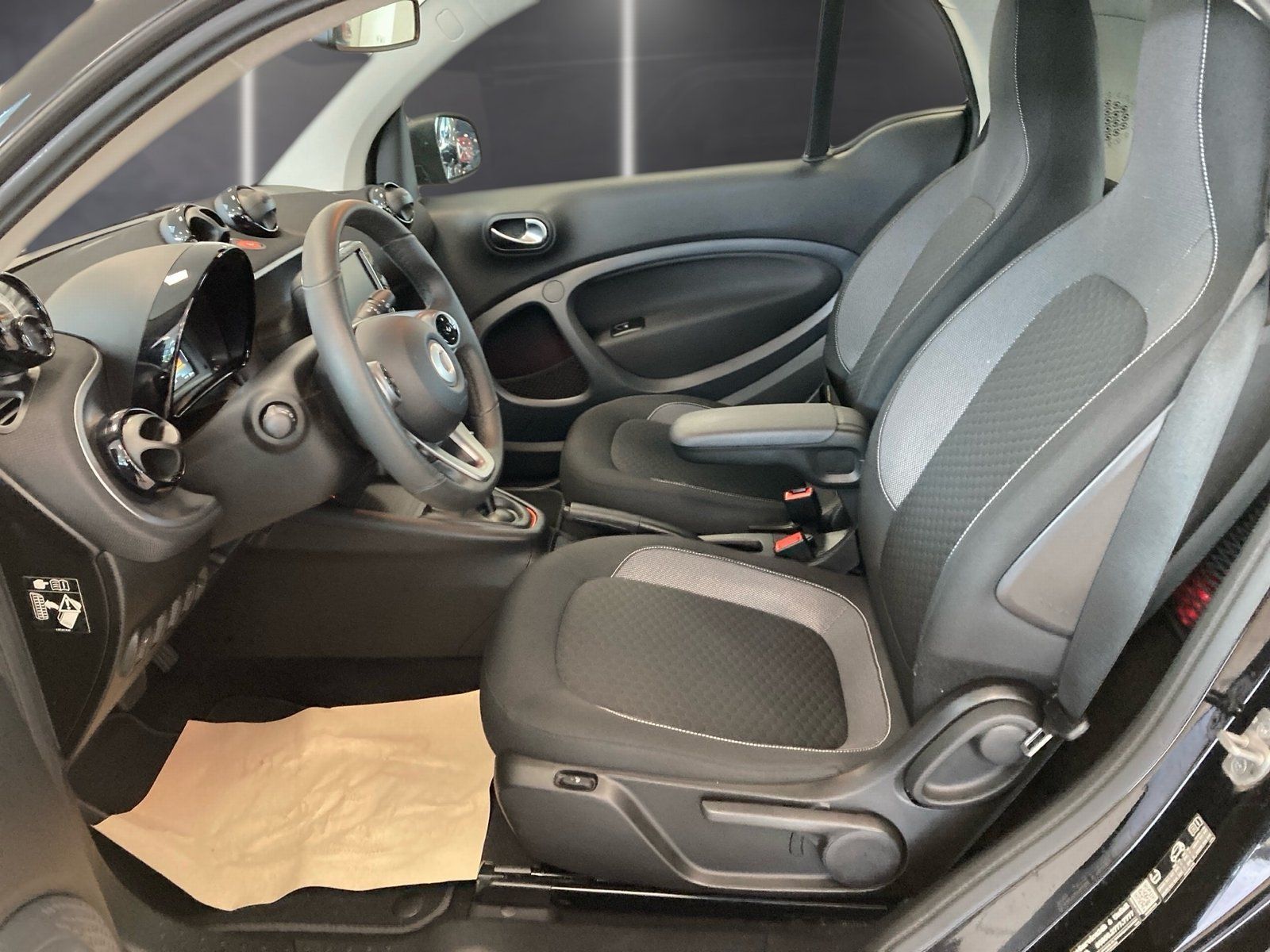 Fahrzeugabbildung Smart smart EQ fortwo Exclusive*Pano*LED*Kamera*22kW*