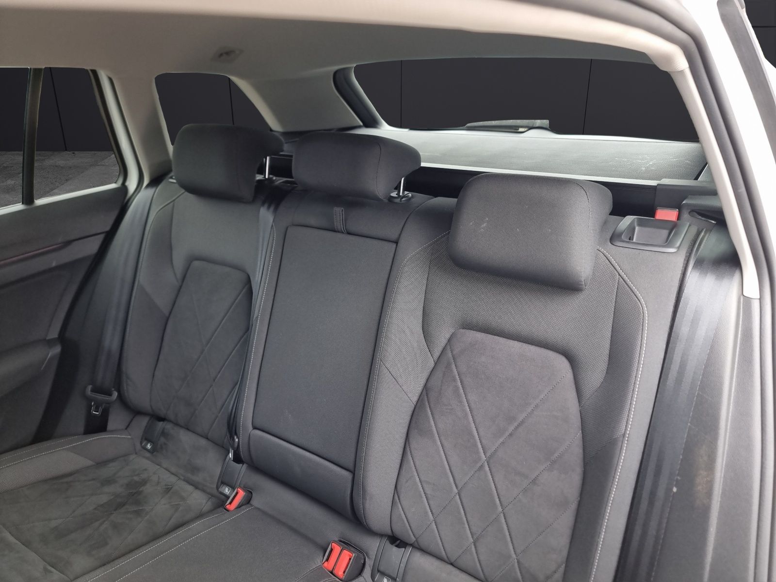 Fahrzeugabbildung Volkswagen Golf VIII Variant Business TDI DSG LED ACC SHZ P