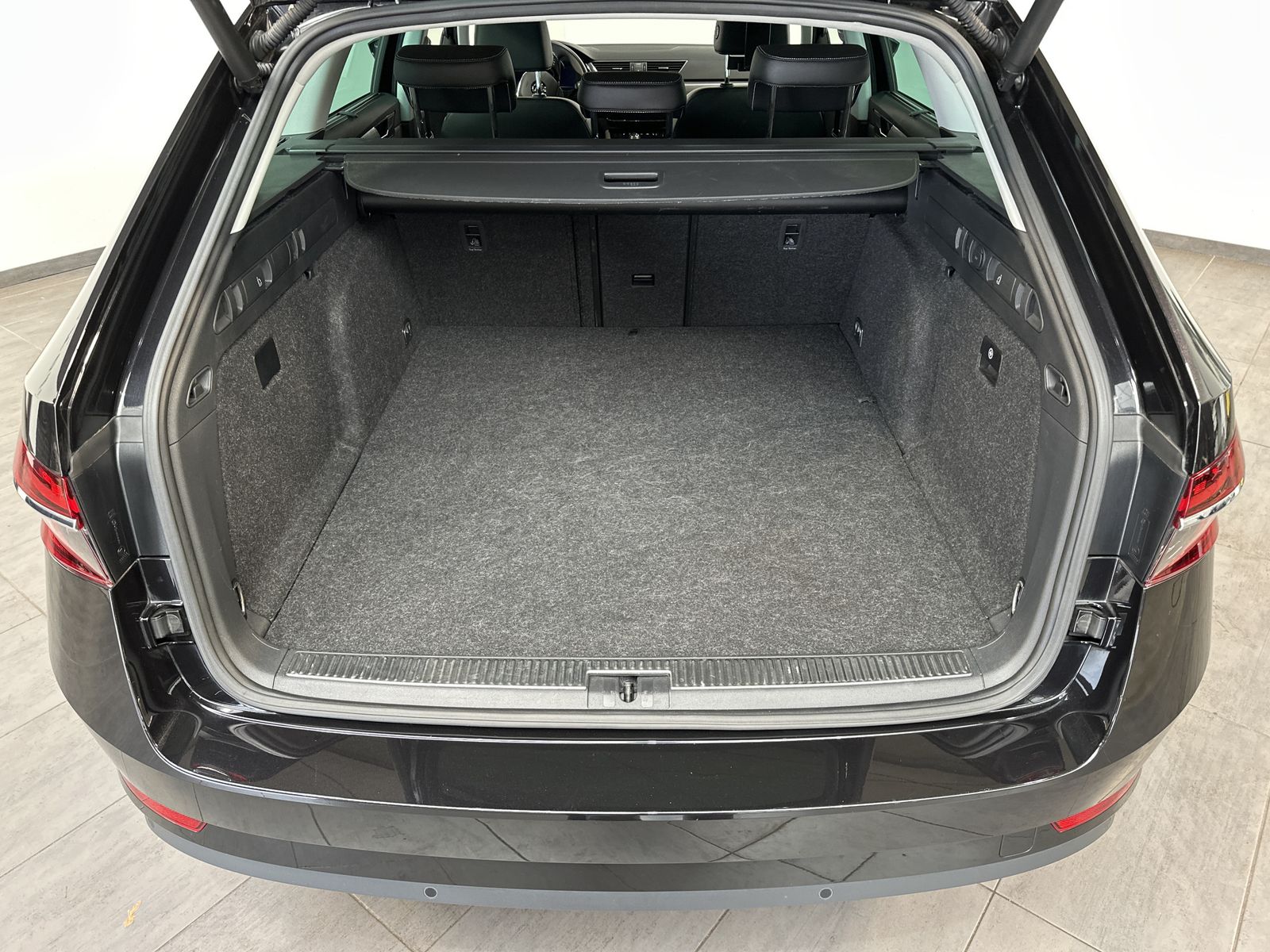 Fahrzeugabbildung SKODA Superb Combi 1.4 TSI iV DSG Style NAV+LED+VCOCK