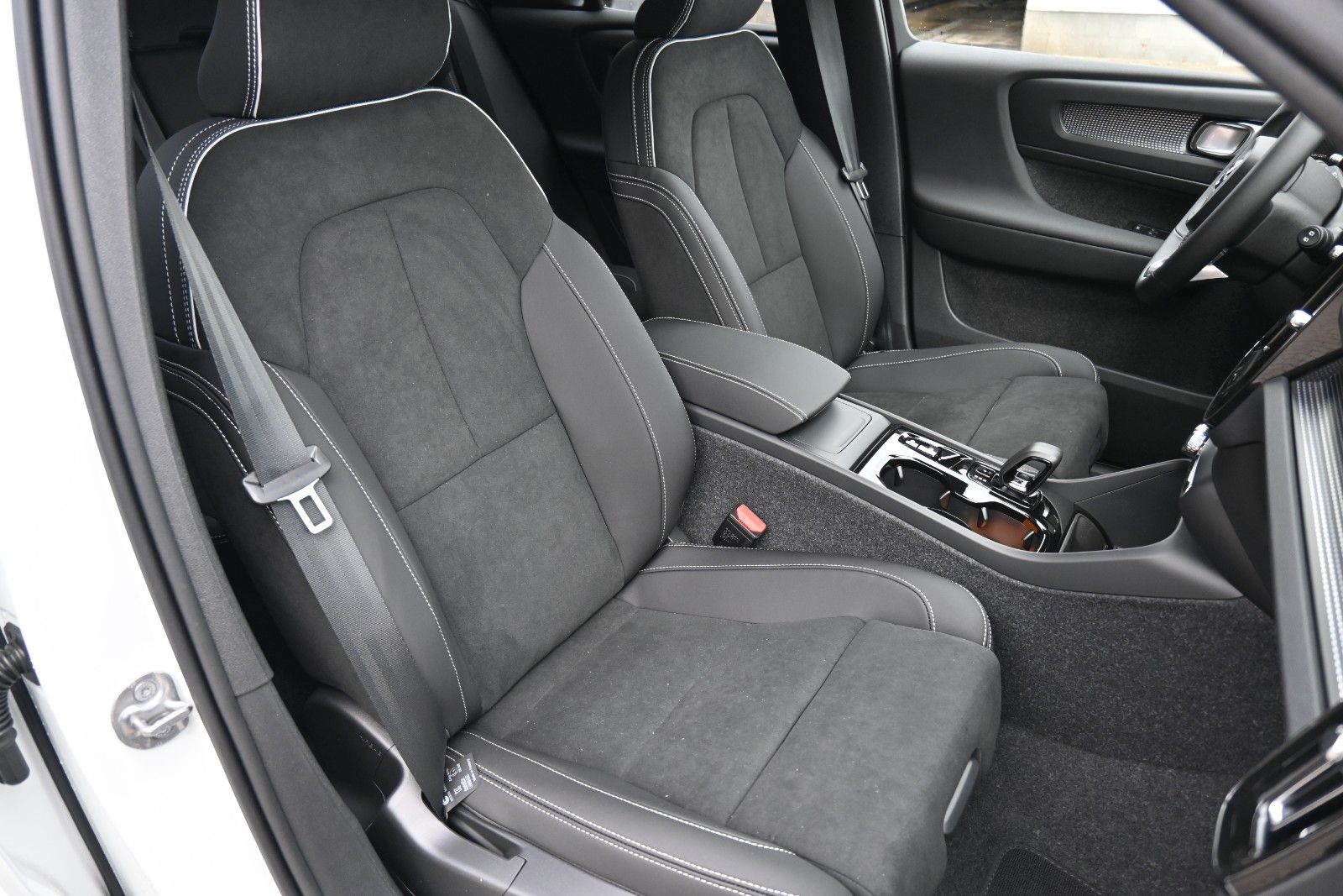 Fahrzeugabbildung Volvo XC40 B4 DKG Plus Black Edition*FSHZG*H&K*ACC*AHK