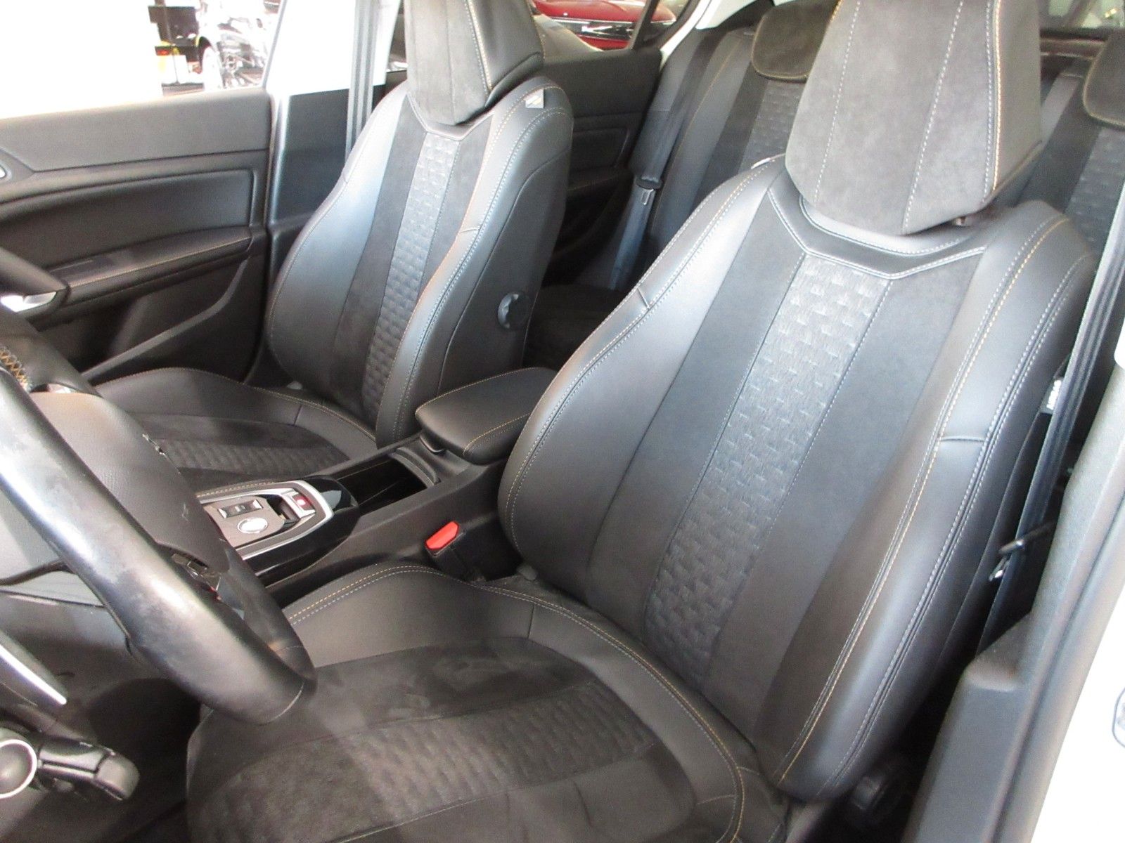 Fahrzeugabbildung Peugeot 308 Allure 1.2T LED/NAVI/R´CAM/PDC/VIRTUAL