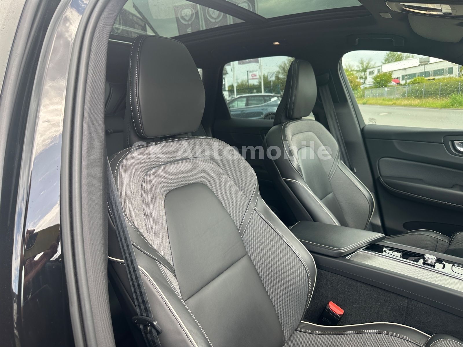 Fahrzeugabbildung Volvo XC60 R Design 2WD/Navi/Pano/Kamera/LED