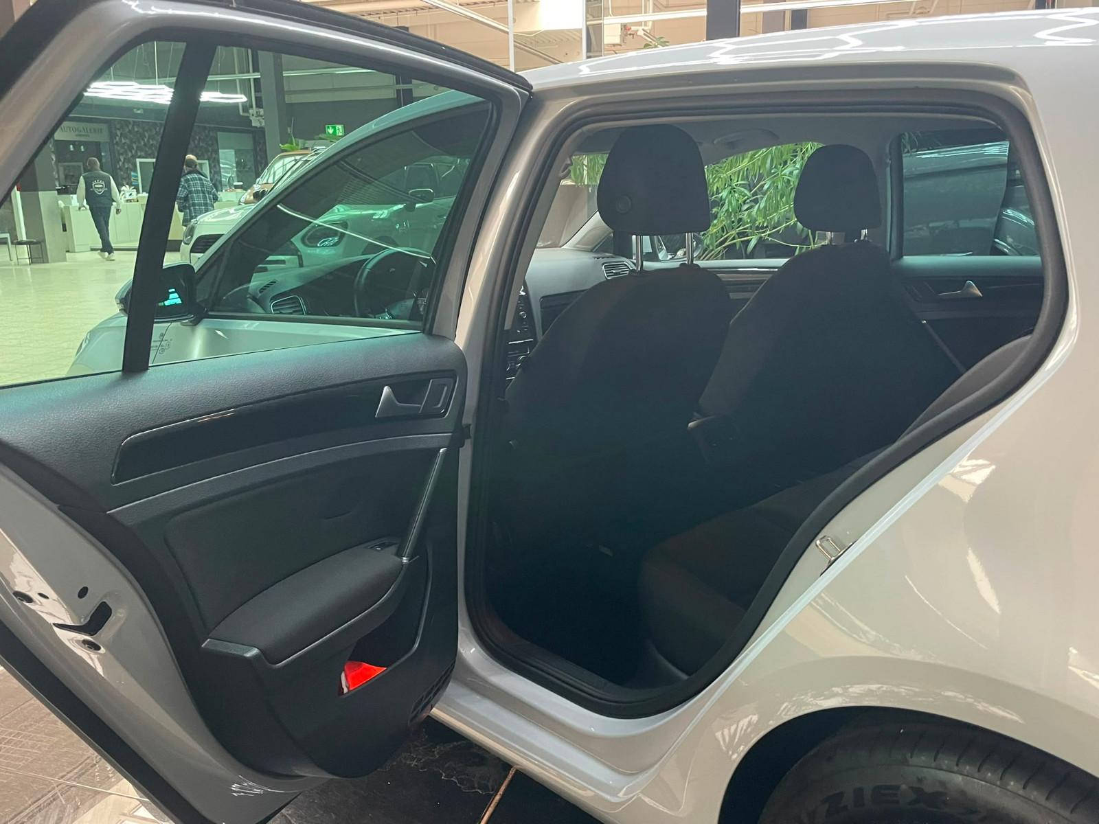 Volkswagen Golf VII Lim. Sound DSG / Carplay / Xenon