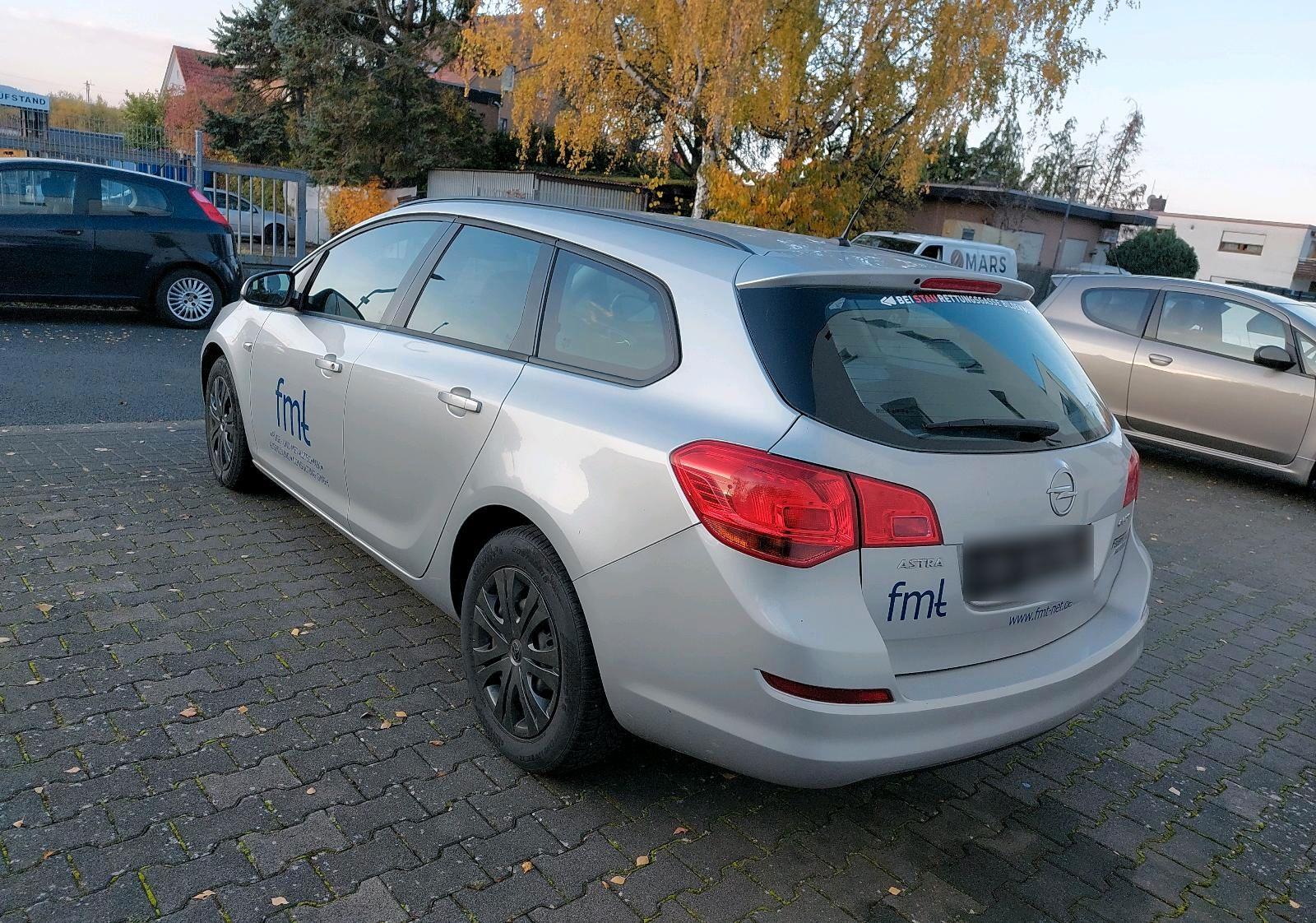Opel Astra 2011 — photo 5