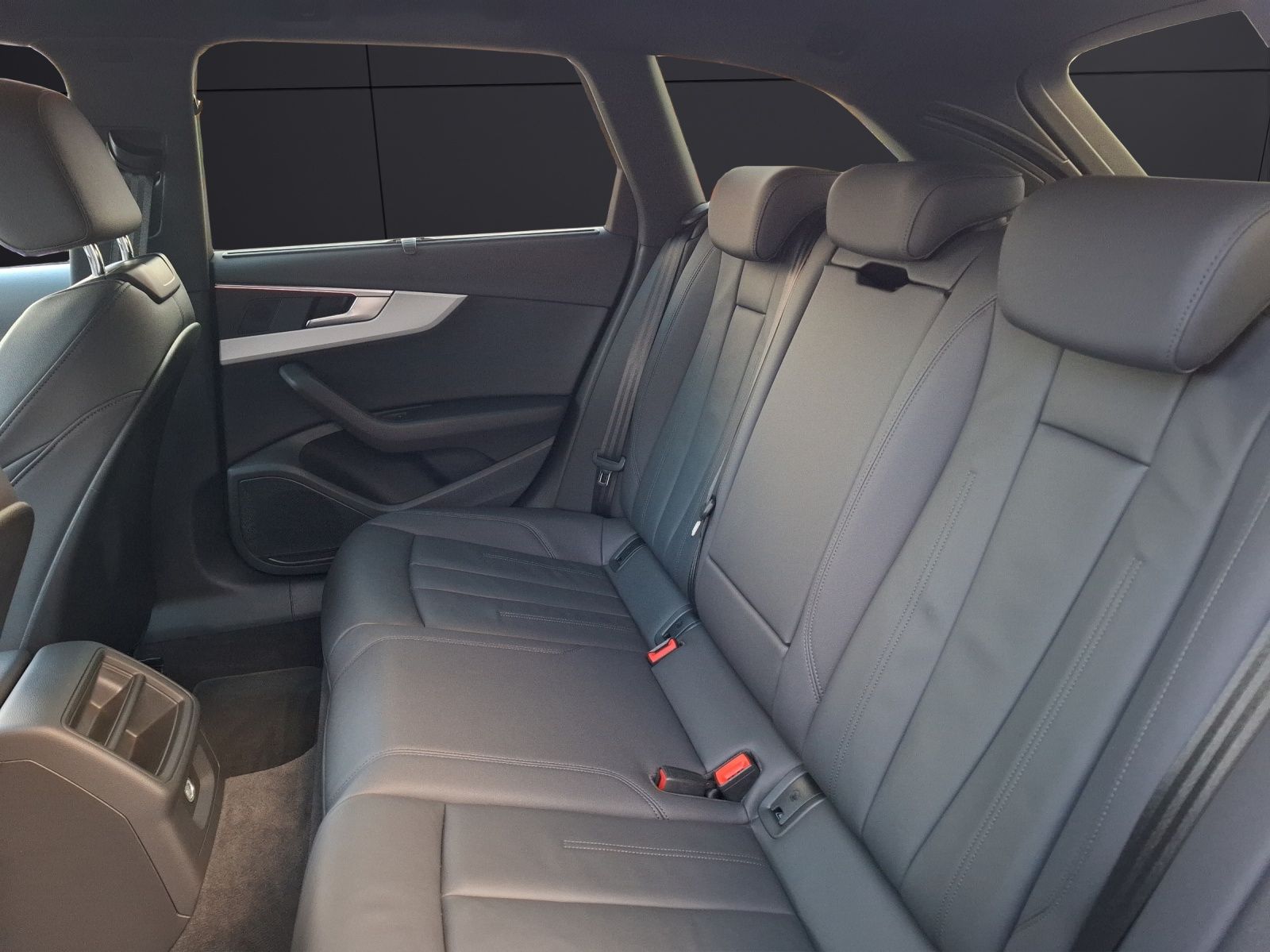 Fahrzeugabbildung Audi A4 Avant 35 TDI S-tronic LED Navi AID GRA RFK Le