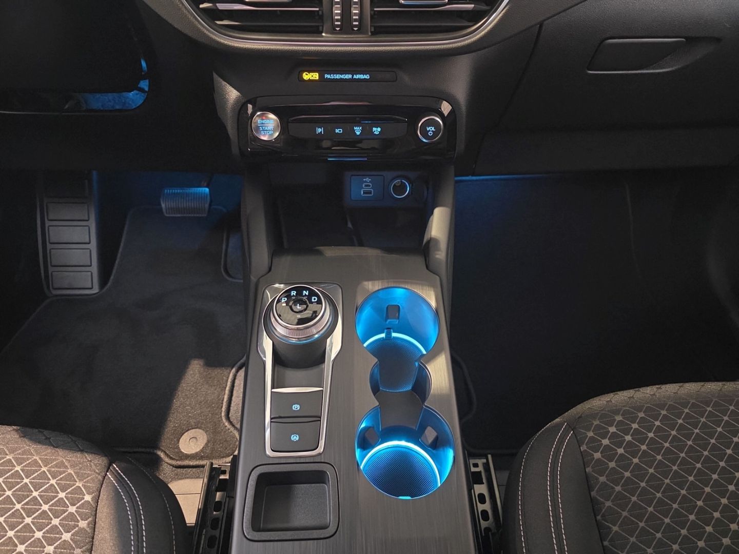 Fahrzeugabbildung Ford Kuga PHEV Navi Digitales Cockpit Ganzjahresreife