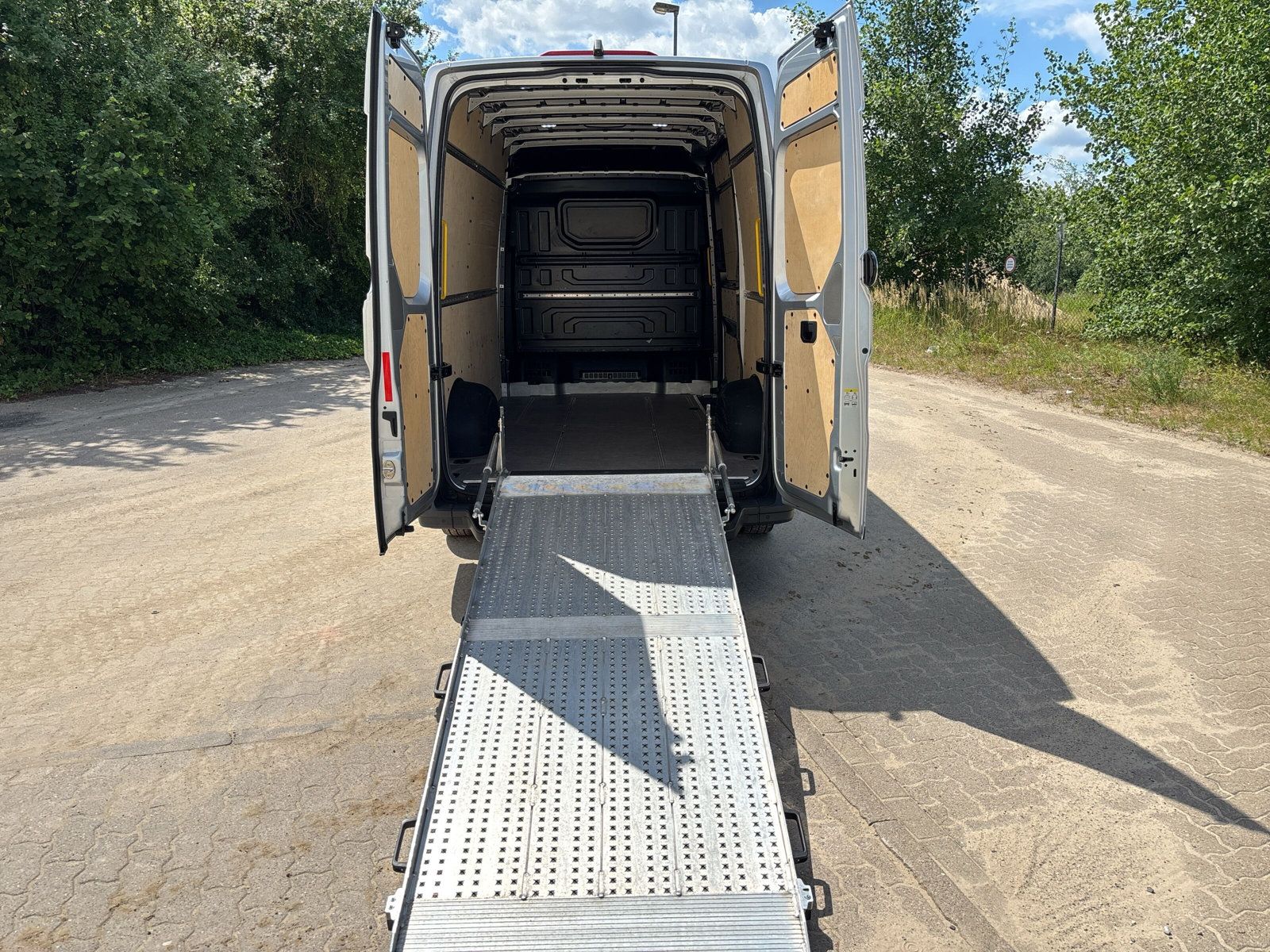 Fahrzeugabbildung Volkswagen Crafter Kasten 2.0 TDI MR Hochdach SHZ ACC