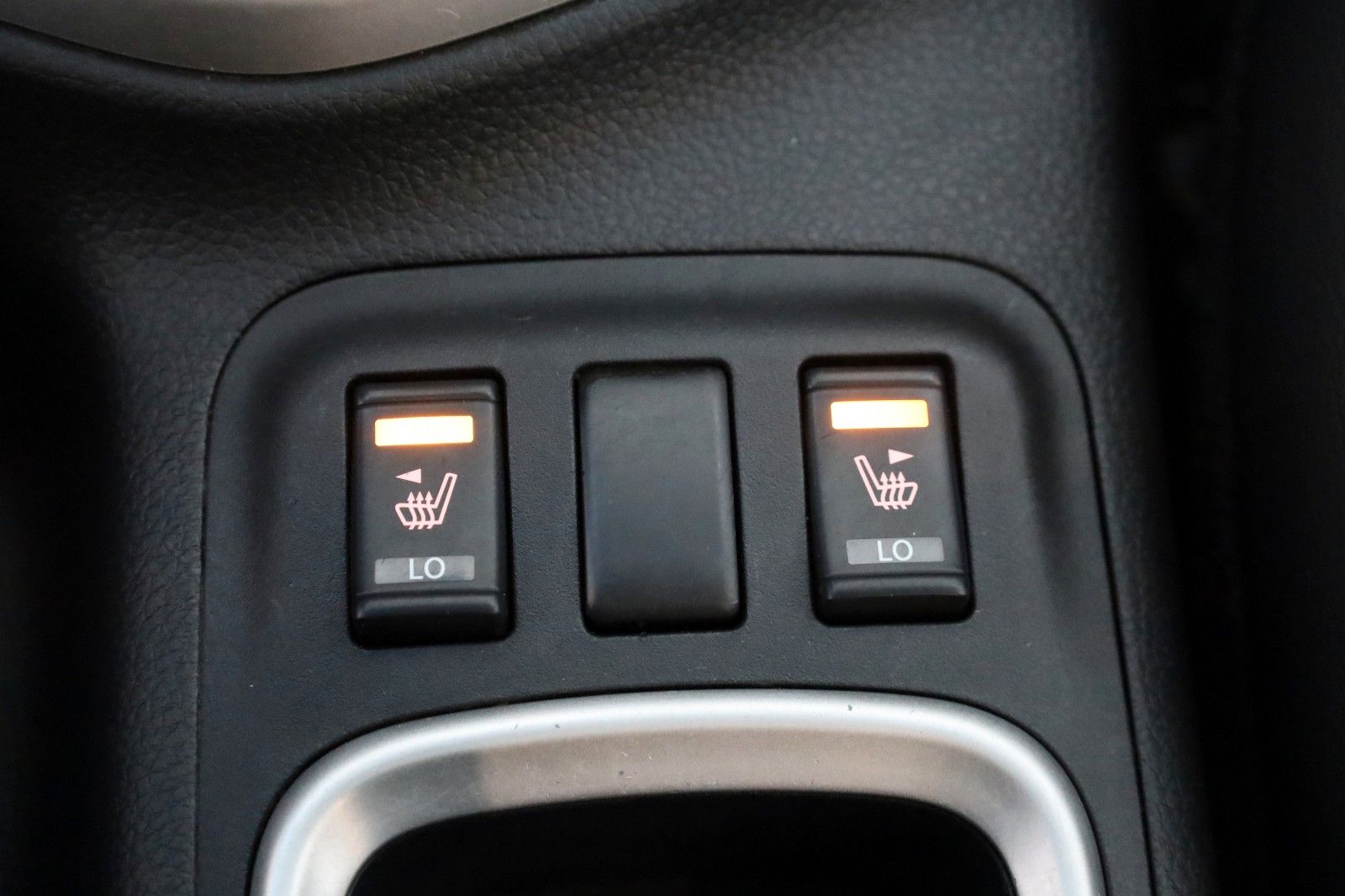 Fahrzeugabbildung Nissan Navara NP300 Tekna DOKA 4x4 Leder,SH,Navi,SD,AHK
