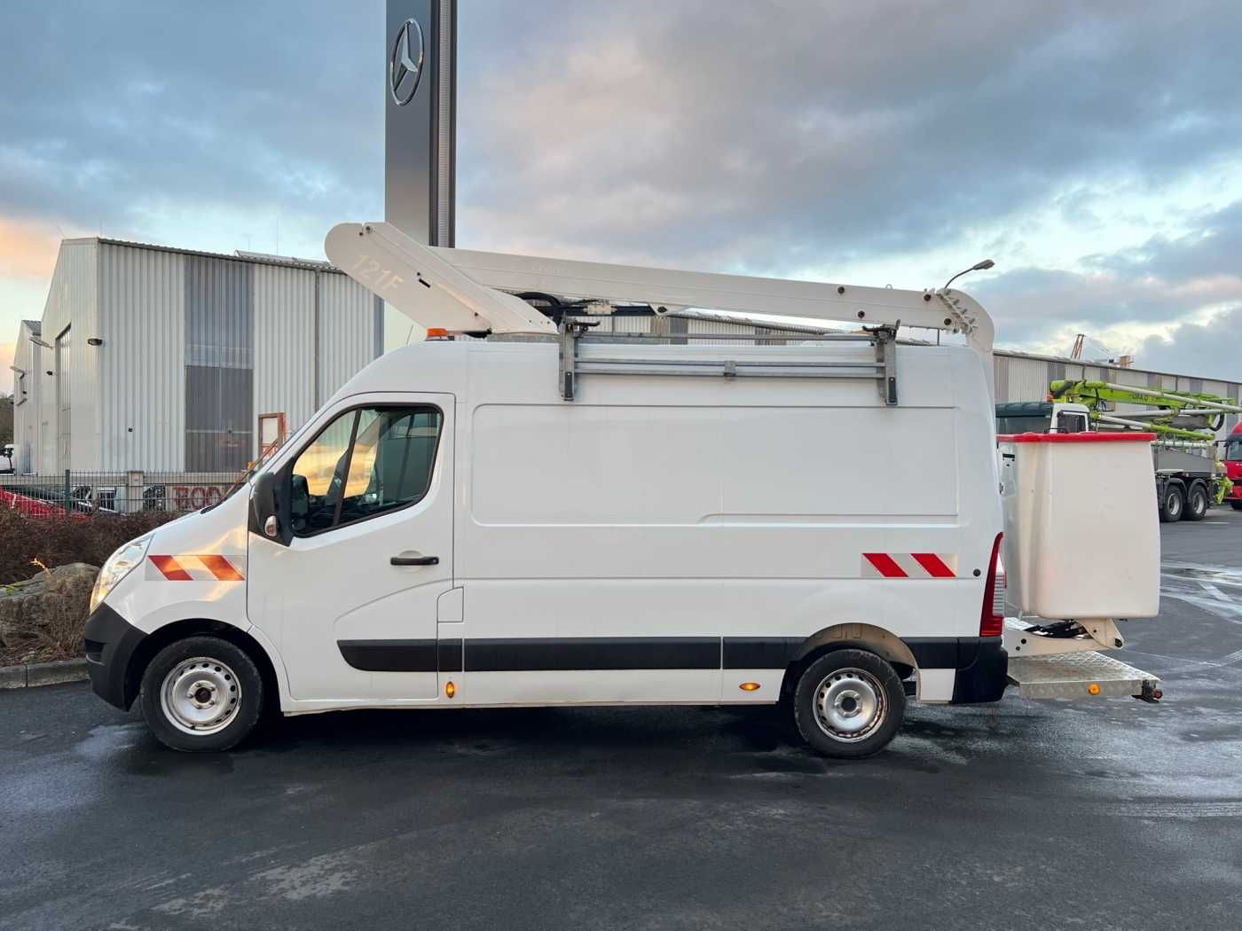 Fahrzeugabbildung Renault Master 2.3 dCi / France Elevateur 121FT, 12m