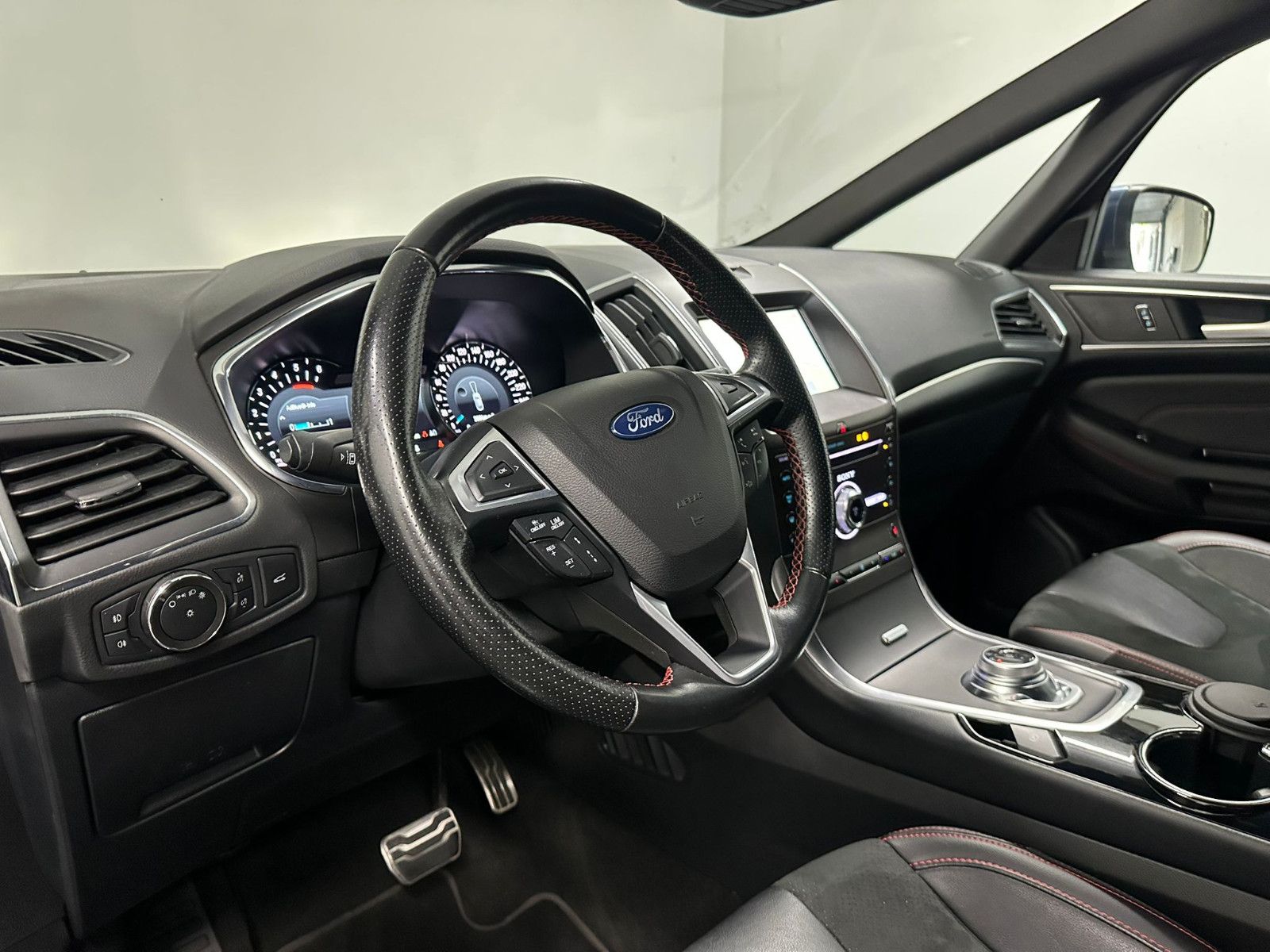 Fahrzeugabbildung Ford S-Max 2.0 EcoBst. ST-Line 7-Sitzer*AHK*SDH*PANO*