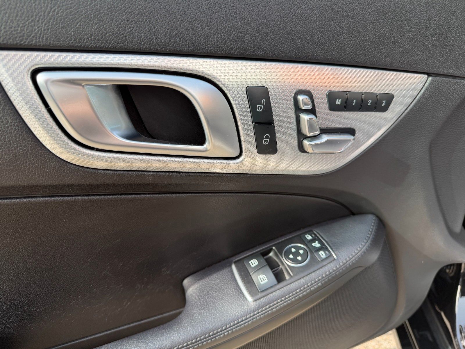 Fahrzeugabbildung Mercedes-Benz SLC 300 SPORT LED NAVI LEDER MEMORY AIRSCARF