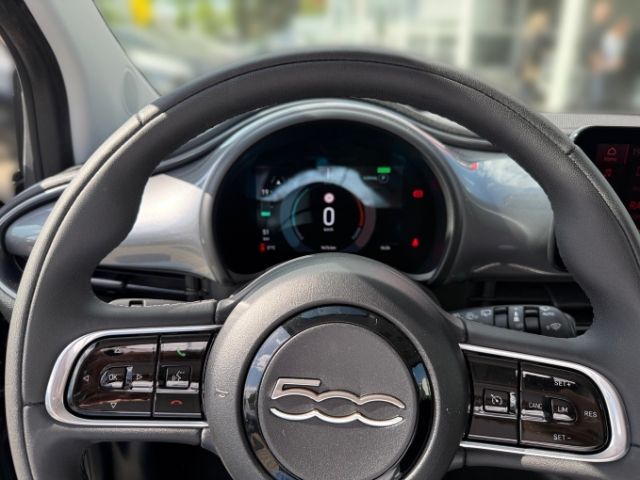 Fahrzeugabbildung Fiat 500 e Basis +NAVI+KLIMA+RFK+SHZ+CARPLAY+PDC+DAB+
