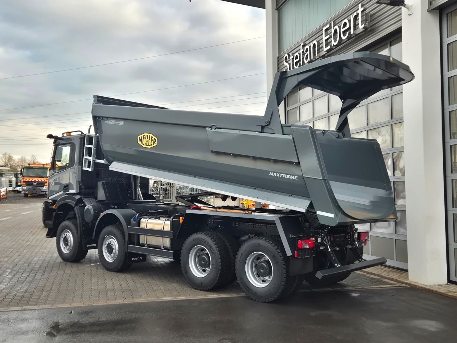 Fahrzeugabbildung Iveco AD410T46W 8x8 Hinterkipper Hydr. Klappe