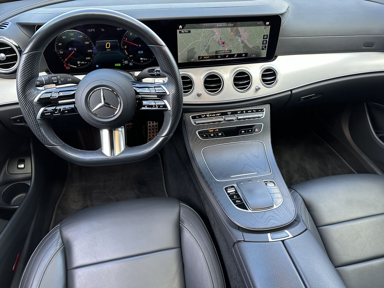 Fahrzeugabbildung Mercedes-Benz E 300de T 4Matic AMG NAV+LED+AHK+WIDESCREEN+PANO