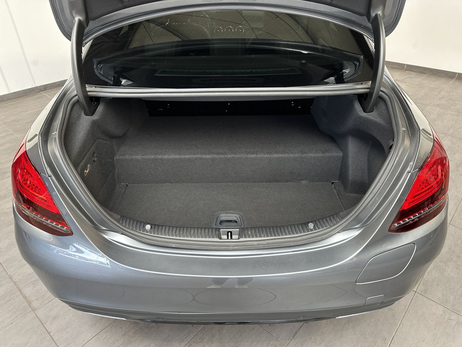 Fahrzeugabbildung Mercedes-Benz C 300de AMG-Line NIGHT-PAKET+NAV+LED+DISTRONIC