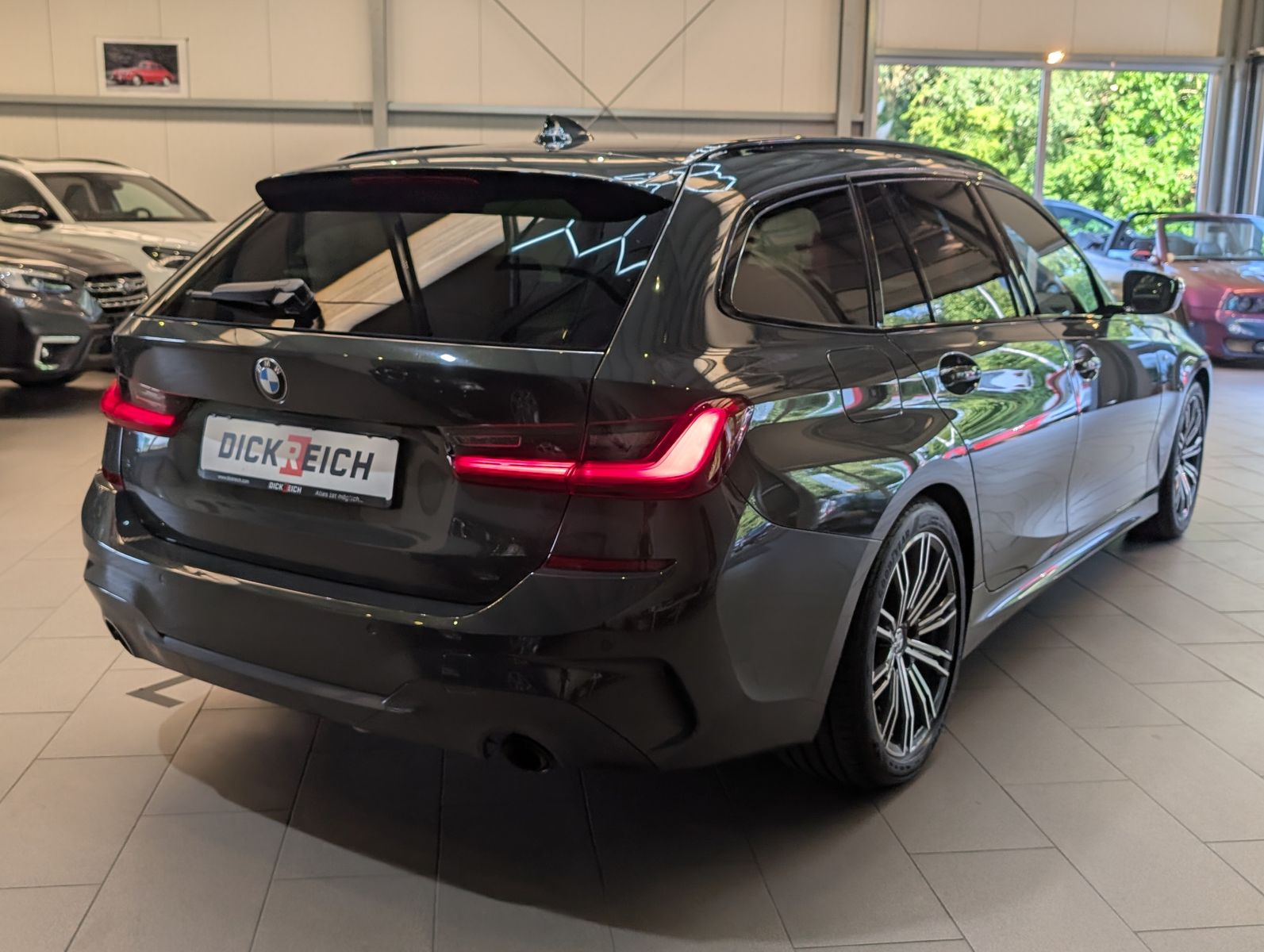 Fahrzeugabbildung BMW 320 i M Sport Navi Shadow*HUD*LED*TEMPO*PANO*AHK