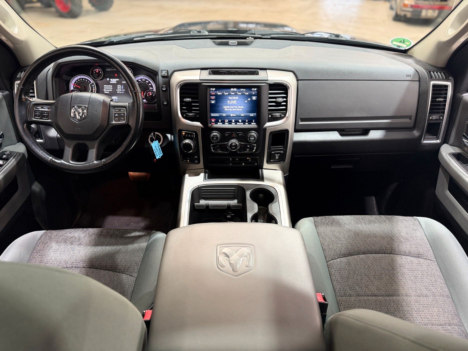 Fahrzeugabbildung Dodge RAM 1500 Blackout Crew Cab 4x4