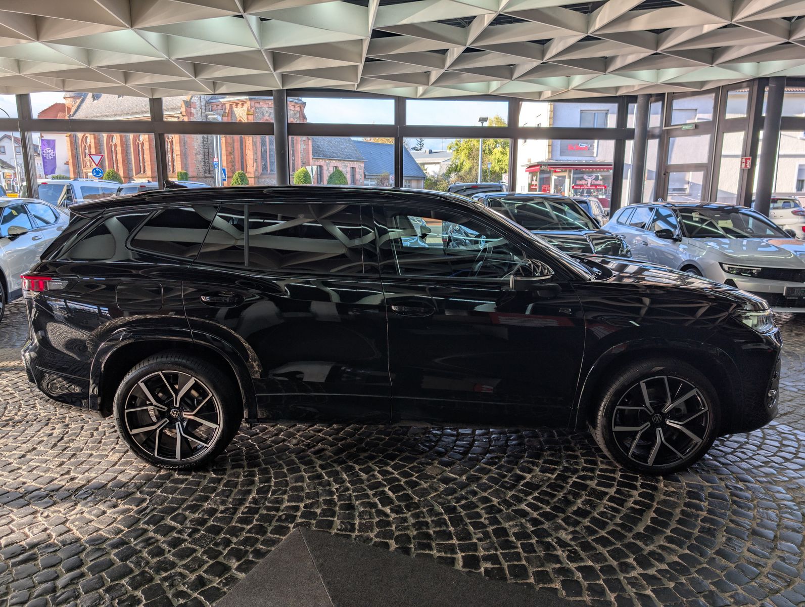 Fahrzeugabbildung Volkswagen Tayron R-Line 360°H&K HUD PANO IQ-LIGHT BLACK 7S