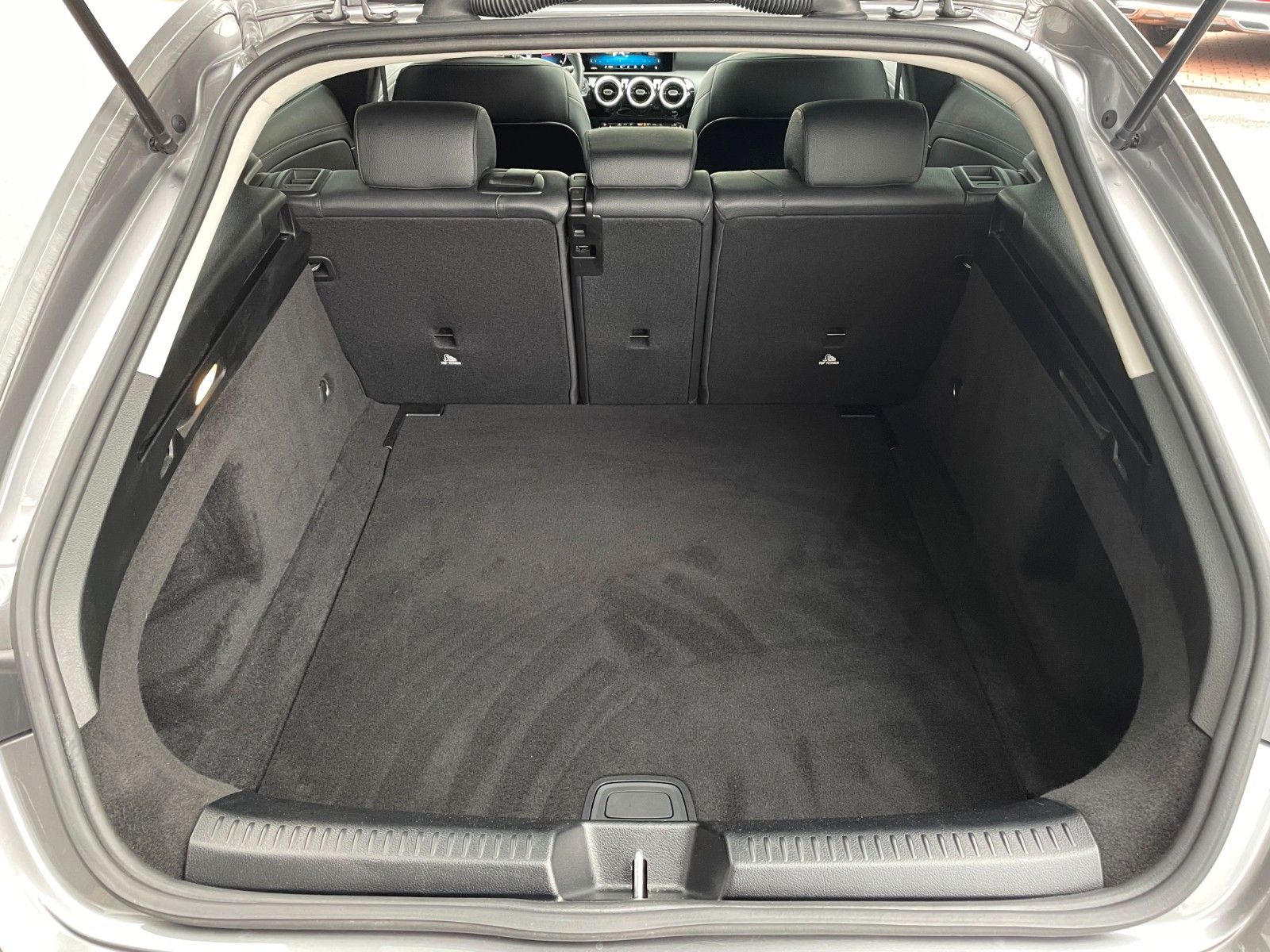 Fahrzeugabbildung Mercedes-Benz CLA 200 d SB Night+Pano+AHK+MBUX+R-Kamera+Leder