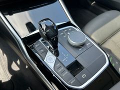 Fahrzeugabbildung BMW 320d SportLine Autom. LED AHK Navi HUD Pano 17"