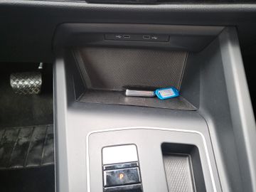 Fahrzeugabbildung Volkswagen Golf VIII Variant 2.0 TDI DSG Life AHZV NAVI